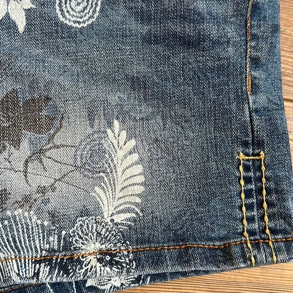 💖Vintage American Collection denim jean short with white floral design - Picture 6 of 6